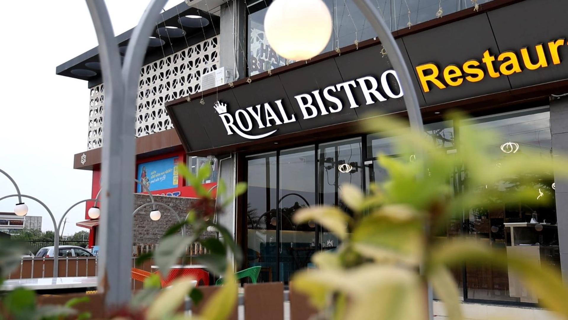 Hotel Royal Bistro Mahesana Eksteriør billede
